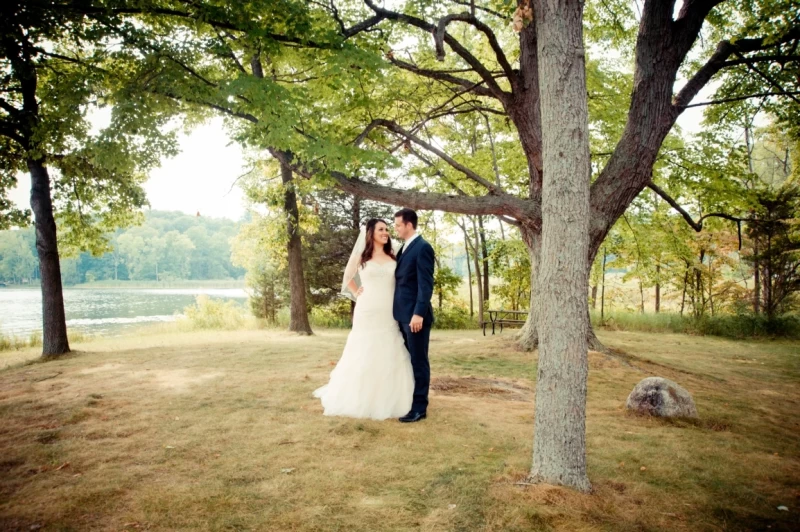 01-couple_by_trees-Medium-800×532