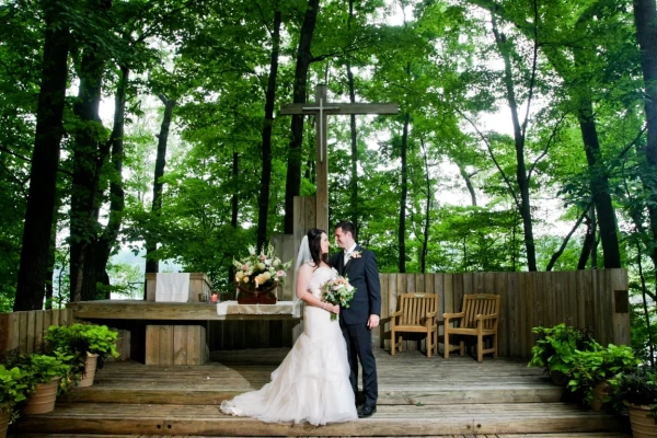03-couple_at_altar-Medium-600×400
